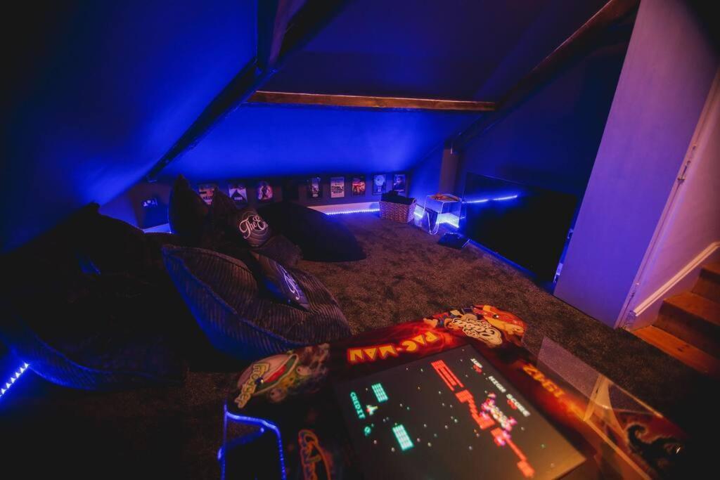 Games And Movies Lounge 7 Bed City Centre Apartment นิวคาสเซิล อะพอน ไทน์ ภายนอก รูปภาพ